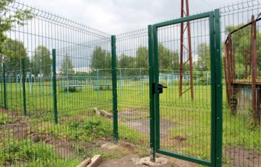 Новое панельное 3D-ограждение для школы в поселке Заволжский